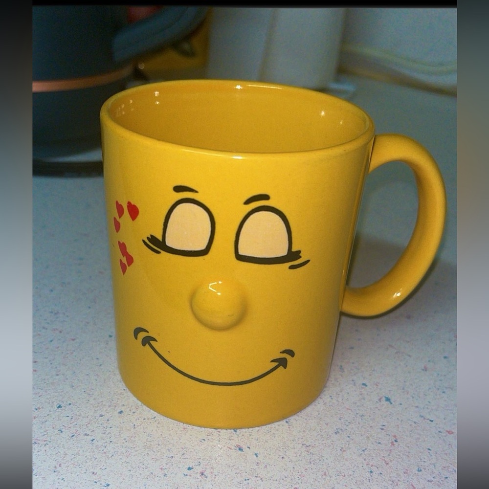 💛💕 EUC Vintage Yellow Face with 3D nose & Hearts Mug 💕💛